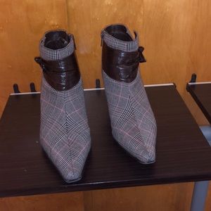 herringbone pattern short heeled boots